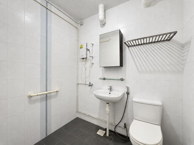 331 Woodlands Avenue 1, 331 Woodlands Avenue 1, Admiralty / Woodlands, 2 Bedrooms, 750 sqft, HDB Flat For Rent, by Casey Koo 古家进, 500241828 - Bathroom - PropertyGuru.com.sg