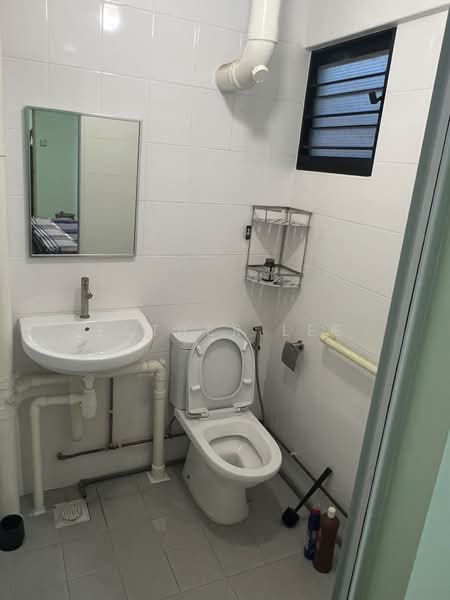 108 Hougang Avenue 1, 108 Hougang Avenue 1, 2 Bedrooms, 750 sqft, HDB Flat For Rent, by Esther Lee, 500241858 - Bathroom - PropertyGuru.com.sg