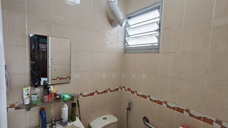 421 Ang Mo Kio Avenue 10, 421 Ang Mo Kio Avenue 10, Ang Mo Kio / Bishan / Thomson, 3 Bedrooms, 1,065 sqft, HDB Flat For Sale, by M. Selva, 500241914 - Bathroom - PropertyGuru.com.sg