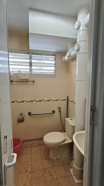 421 Ang Mo Kio Avenue 10, 421 Ang Mo Kio Avenue 10, Ang Mo Kio / Bishan / Thomson, 3 Bedrooms, 1,065 sqft, HDB Flat For Sale, by M. Selva, 500241914 - Bathroom - PropertyGuru.com.sg