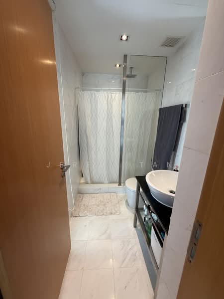Vida, 5 Peck Hay Road, Orchard / River Valley, 2 Bedrooms, 1,227 sqft, Condominium For Rent, by Jeremy Tan, 500241965 - Bathroom - PropertyGuru.com.sg
