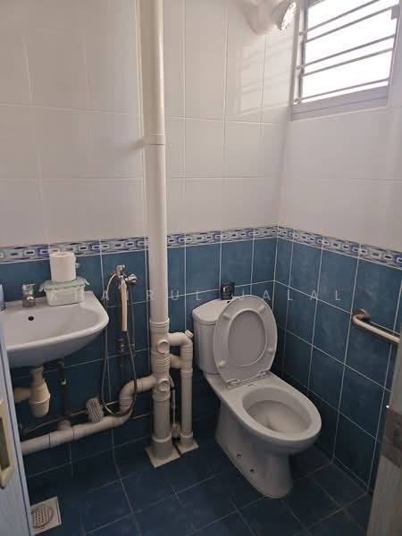 105 Ang Mo Kio Avenue 4, 105 Ang Mo Kio Avenue 4, 2 Bedrooms, 796 sqft, HDB Flat For Sale, by Khairul Jalal, 500241976 - Bathroom - PropertyGuru.com.sg
