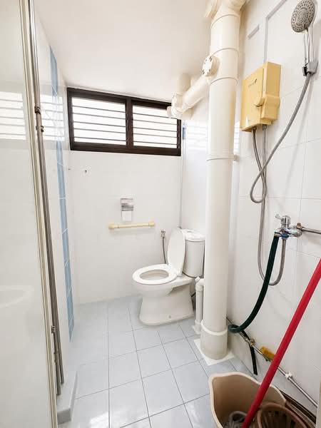 379 Clementi Avenue 5, 379 Clementi Avenue 5, Buona Vista / West Coast / Clementi New Town, 2 Bedrooms, 721 sqft, HDB Flat For Sale, by Kayden Siow, 500242057 - Bathroom - PropertyGuru.com.sg