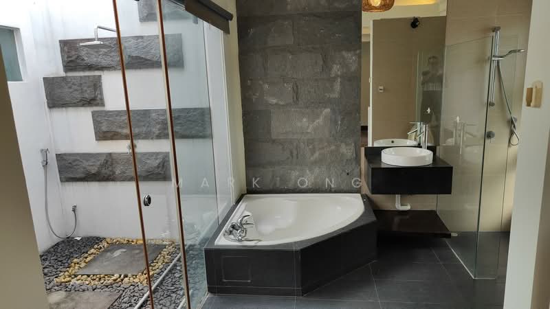 Seletar Hills Estate, Seletar Hills Drive, 4 Bedrooms, 2,000 sqft, Semi-Detached House For Sale, by Mark Ong, 500242067 - Bathroom - PropertyGuru.com.sg