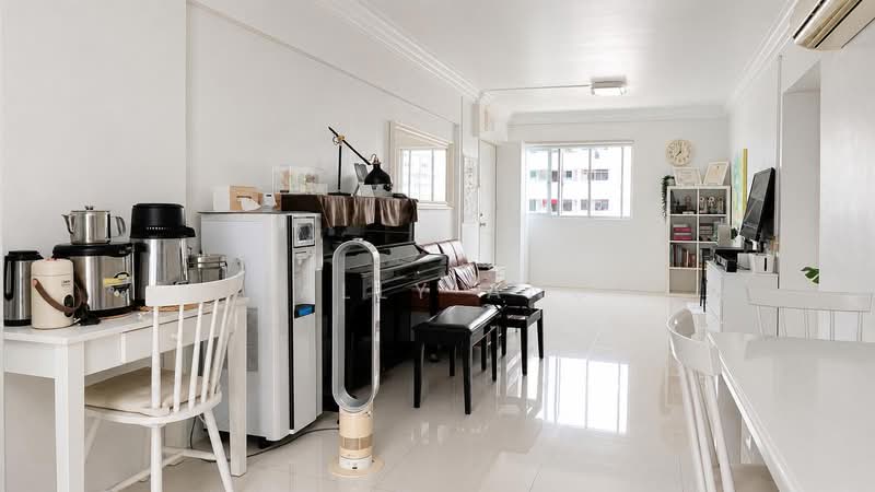 Blk 428 Clementi Ave 3, Clementi Ave 3, 2 Bedrooms, 871 sqft, HDB Flat For Sale, by Sally Ang, 500242098 - Living Room - PropertyGuru.com.sg