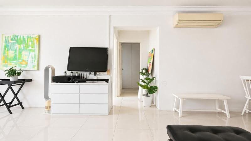 428 Clementi Avenue 3, 428 Clementi Avenue 3, Buona Vista / West Coast / Clementi New Town, 2 Bedrooms, 871 sqft, HDB Flat For Sale, by Sally Ang, 500242098 - Living Room - PropertyGuru.com.sg