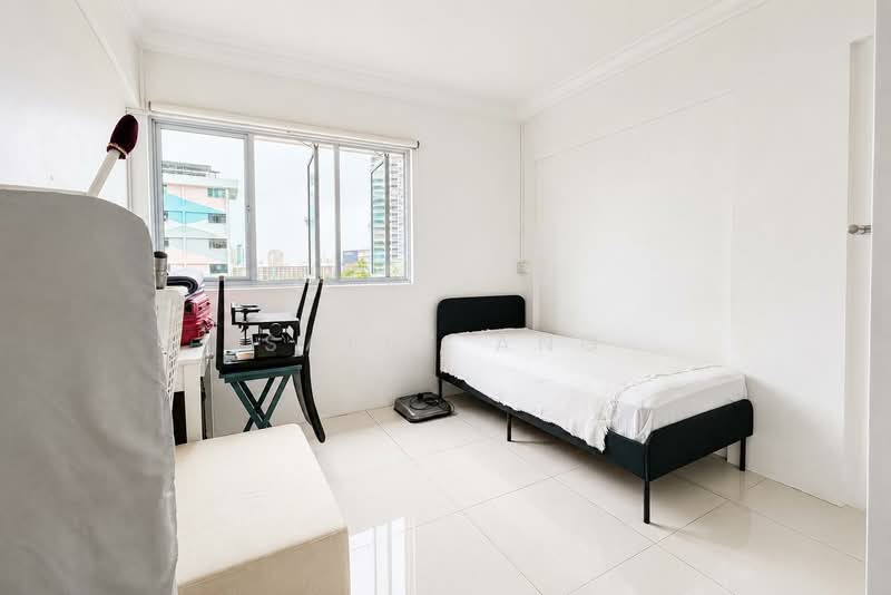 Blk 428 Clementi Ave 3, Clementi Ave 3, 2 Bedrooms, 871 sqft, HDB Flat For Sale, by Sally Ang, 500242098 - Bedroom - PropertyGuru.com.sg