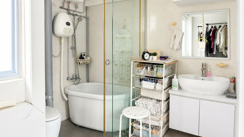 Blk 428 Clementi Ave 3, Clementi Ave 3, 2 Bedrooms, 871 sqft, HDB Flat For Sale, by Sally Ang, 500242098 - Bathroom - PropertyGuru.com.sg
