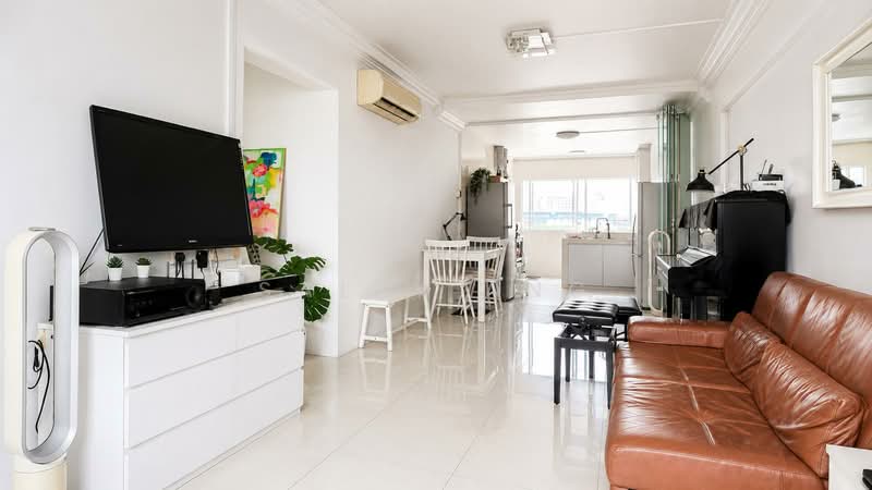 Blk 428 Clementi Ave 3, Clementi Ave 3, 2 Bedrooms, 871 sqft, HDB Flat For Sale, by Sally Ang, 500242098 - Living Room - PropertyGuru.com.sg