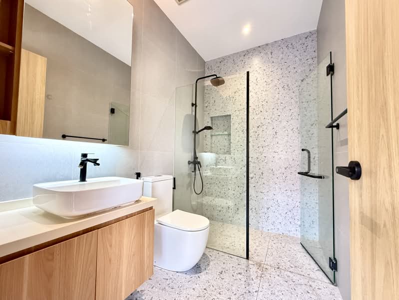 Rare End Corner Semi-D | Beautifully Renovated | 2 Storey + Loft | Charlton Park, Charlton Park, Hougang / Punggol / Sengkang, 6 Bedrooms, 3,000 sqft, Semi-Detached House For Sale, by Derrick Liau, 500242125 - Bathroom - PropertyGuru.com.sg