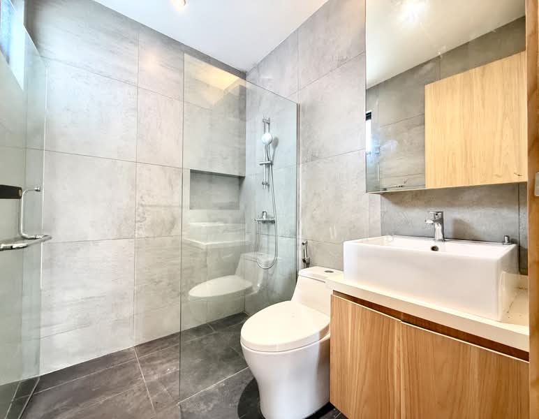 Rare End Corner Semi-D | Beautifully Renovated | 2 Storey + Loft | Charlton Park, Charlton Park, Hougang / Punggol / Sengkang, 6 Bedrooms, 3,000 sqft, Semi-Detached House For Sale, by Derrick Liau, 500242125 - Bathroom - PropertyGuru.com.sg