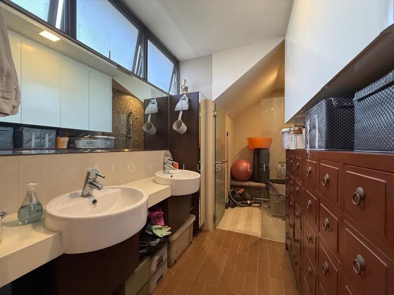 Hillcrest Villa, 5 Hillcrest Road, 5 Bedrooms, 3,100 sqft, Cluster House For Sale, by Aloysius Lim, 500242142 - Bathroom - PropertyGuru.com.sg