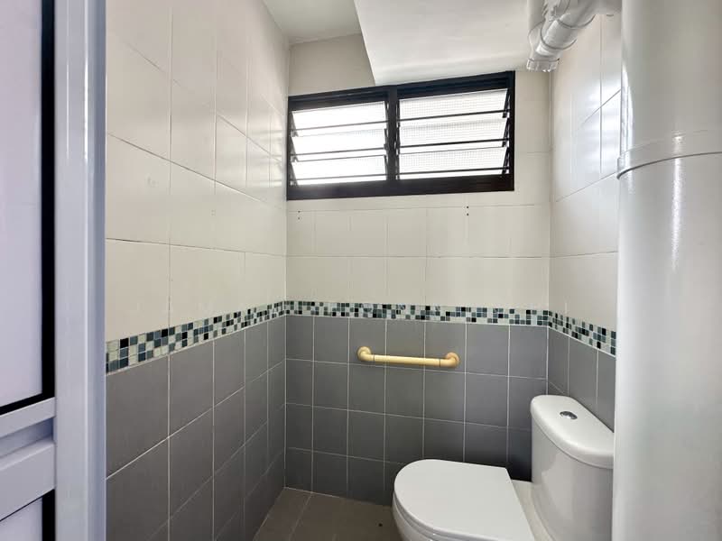 540 Ang Mo Kio Avenue 10, 540 Ang Mo Kio Avenue 10, 2 Bedrooms, 732 sqft, HDB Flat For Sale, by Jamal Ponnichi, 500242150 - Bathroom - PropertyGuru.com.sg