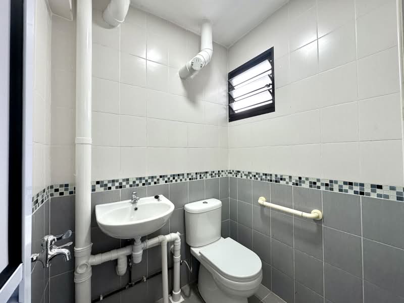540 Ang Mo Kio Avenue 10, 540 Ang Mo Kio Avenue 10, 2 Bedrooms, 732 sqft, HDB Flat For Sale, by Jamal Ponnichi, 500242150 - Bathroom - PropertyGuru.com.sg