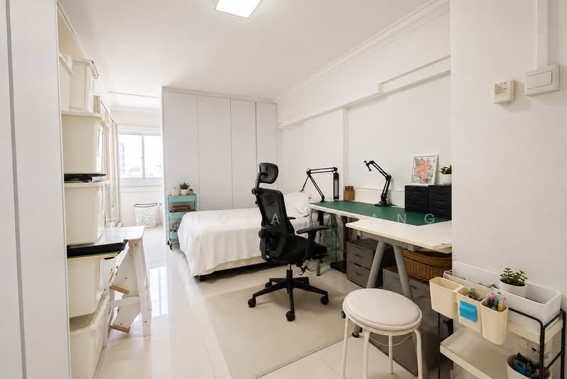428 Clementi Avenue 3, 428 Clementi Avenue 3, 2 Bedrooms, 871 sqft, HDB Flat For Sale, by Nicholas Tang, 500242151 - Master bedroom - PropertyGuru.com.sg
