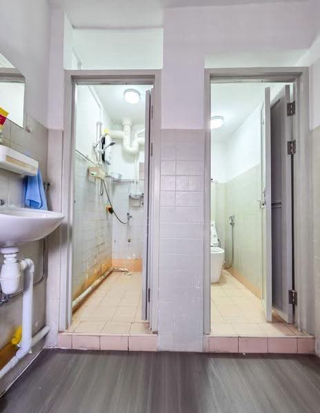 208 Toa Payoh North, 208 Toa Payoh North, 3 Bedrooms, 872 sqft, HDB Flat For Rent, by Marcella Yong 杨惠晴, 500242247 - Bathroom - PropertyGuru.com.sg