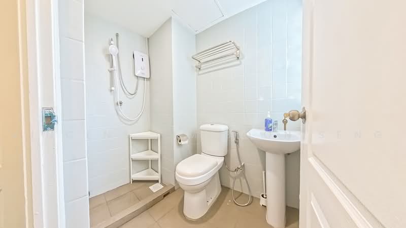 Ridgewood Condominium, 15 Mount Sinai Rise, Room Rental, 100 sqft, Condominium For Rent, by Vincent Lim Boon Seng, 500242275 - Water Closet w/ Instant Water Heater - PropertyGuru.com.sg