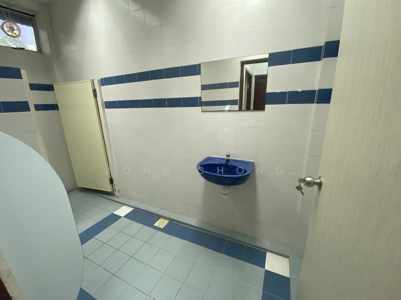 Terrace B2 Workshop w office at Loyang. One call to view multiple units!, Loyang Crescent, Changi Airport / Changi Village, 9,297 sqft, Factory / Workshop (B2) For Rent, by John Chong, 500242318 - Bathroom - CommercialGuru.com.sg