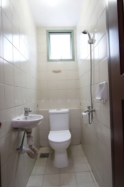 Hume Park II, 23 Hume Avenue, 3 Bedrooms, 1,475 sqft, Condominium For Rent, by Aldrick Loh, 500242335 - Maid Bathroom - PropertyGuru.com.sg