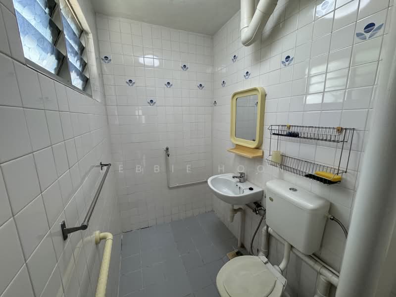 603 Hougang Avenue 4, 603 Hougang Avenue 4, 3 Bedrooms, 904 sqft, HDB Flat For Sale, by Debbie Hoon, 500242357 - Bathroom - PropertyGuru.com.sg