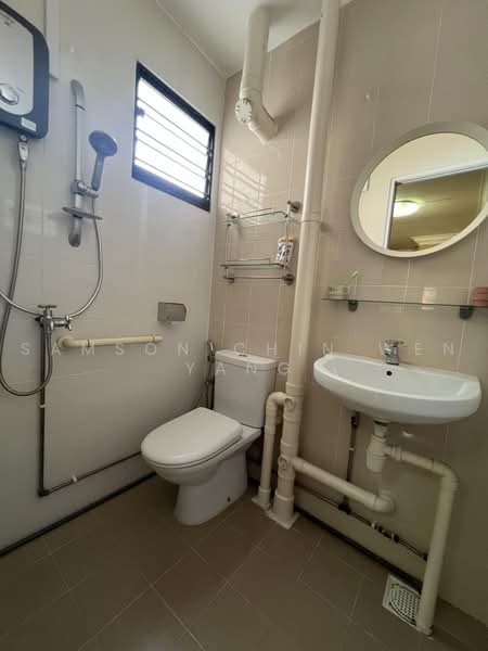 124 Ang Mo Kio Avenue 6, 124 Ang Mo Kio Avenue 6, 2 Bedrooms, 721 sqft, HDB Flat For Sale, by Samson Chin Wen Yang, 500242362 - Bathroom - PropertyGuru.com.sg