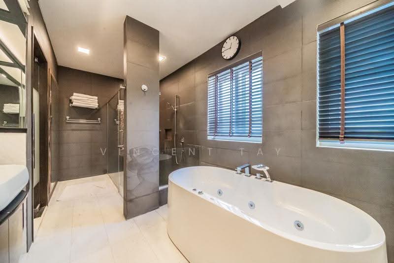Serangoon Garden Spacious Semi D, Hougang / Punggol / Sengkang, 6 Bedrooms, 4,580 sqft, Semi-Detached House For Sale, by Vincent Tay, 500242368 - Bathroom - PropertyGuru.com.sg