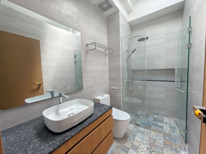 Serangoon Garden Estate, Brighton Estate, 6 Bedrooms, 6,000 sqft, Semi-Detached House For Rent, by Chris Chiang, 500242381 - Bathroom - PropertyGuru.com.sg