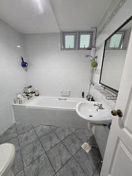 Hong Heng Mansions, 58 Sembawang Road, 3 Bedrooms, 1,302 sqft, Apartment For Rent, by Jacqueline Lee, 500242404 - Bathroom - PropertyGuru.com.sg