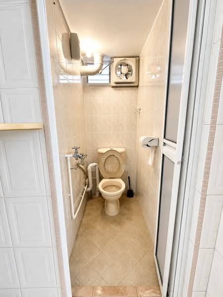 61 Marine Drive, 61 Marine Drive, 3 Bedrooms, 936 sqft, HDB Flat For Sale, by Yong Wee Foong 杨伟锋, 500242411 - Bathroom - PropertyGuru.com.sg
