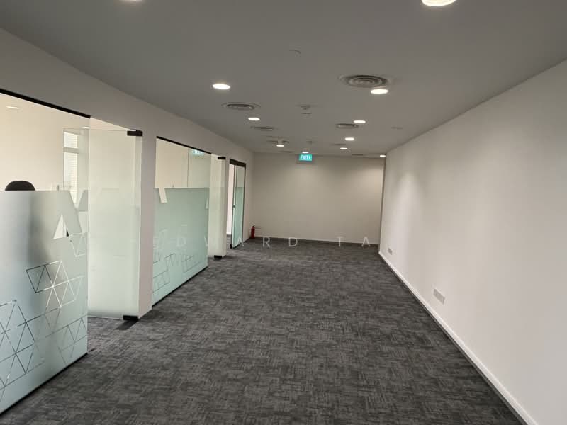 Peninsula Plaza, 111 North Bridge Road, 990 sqft, Office For Rent, by Edward Tan, 500242427 - Corridor - CommercialGuru.com.sg