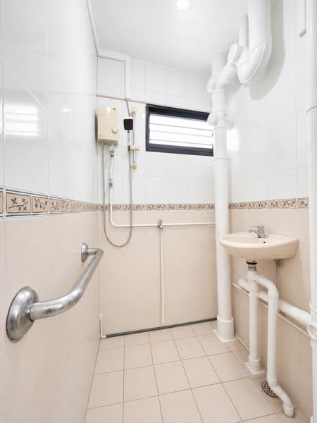 77 Indus Road, 77 Indus Road, 2 Bedrooms, 678 sqft, HDB Flat For Sale, by Kelvin Tan, 500242464 - Bathroom - PropertyGuru.com.sg