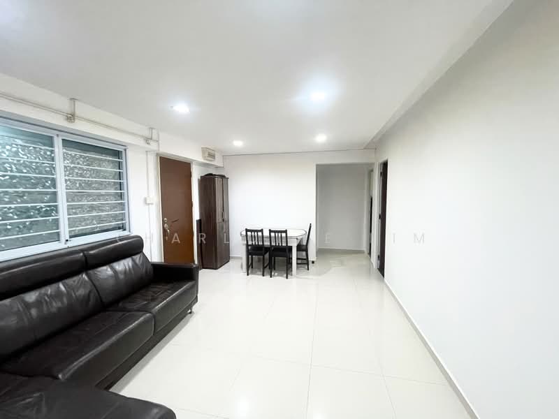 639 Yishun Street 61, 639 Yishun Street 61, 3 Bedrooms, 904 sqft, HDB Flat For Sale, by Charlotte Lim, 500242511 - Living Room - PropertyGuru.com.sg