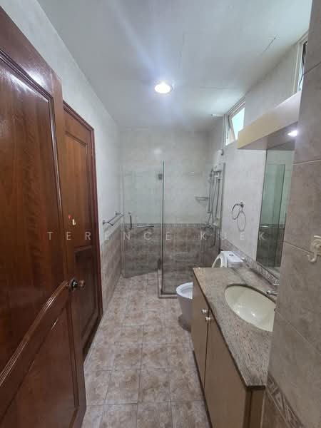 LORONG LEW LIAN, , 6 Bedrooms, 2,273 sqft, Semi-Detached House For Rent, by Terence Kuek, 500242604 - Bathroom - PropertyGuru.com.sg