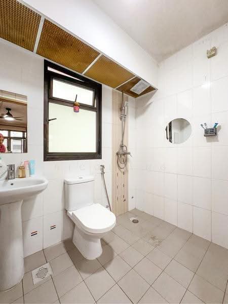933A Hougang Avenue 9, 933A Hougang Avenue 9, 3 Bedrooms, 990 sqft, HDB Flat For Sale, by Nicole Ng, 500242612 - Common toilet - PropertyGuru.com.sg