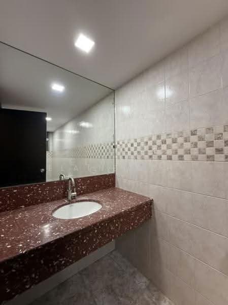 UE Square, 205 River Valley Road, 4 Bedrooms, 1,927 sqft, Condominium For Sale, by Elaine Goh, 500242633 - Bathroom - PropertyGuru.com.sg