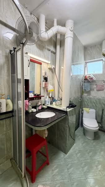 337 Jurong East Avenue 1, 337 Jurong East Avenue 1, 4 Bedrooms, 1,604 sqft, HDB Flat For Sale, by James Yeo, 500242638 - Bathroom - PropertyGuru.com.sg