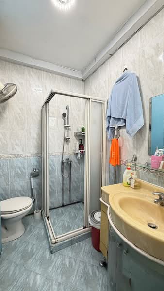 337 Jurong East Avenue 1, 337 Jurong East Avenue 1, 4 Bedrooms, 1,604 sqft, HDB Flat For Sale, by James Yeo, 500242638 - Bathroom - PropertyGuru.com.sg