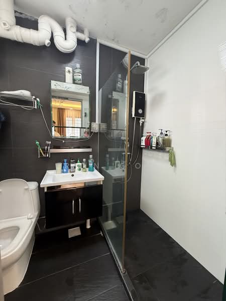 456 Pasir Ris Drive 4, 456 Pasir Ris Drive 4, 4 Bedrooms, 1,528 sqft, HDB Flat For Sale, by Ron Goh, 500242639 - Master Bath - PropertyGuru.com.sg