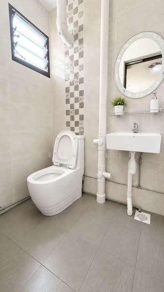 324 Ang Mo Kio Avenue 3, 324 Ang Mo Kio Avenue 3, 3 Bedrooms, 1,055 sqft, HDB Flat For Sale, by Mirza Amir, 500242673 - Bathroom - PropertyGuru.com.sg