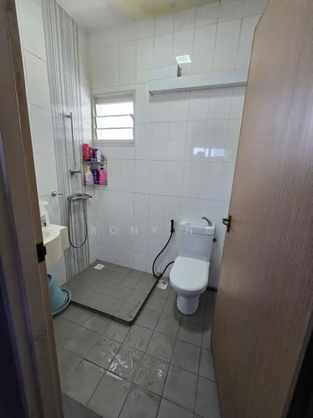 322C Sumang Walk, 322C Sumang Walk, 2 Bedrooms, 732 sqft, HDB Flat For Sale, by Rony Ng, 500242682 - Bathroom - PropertyGuru.com.sg