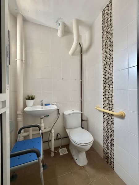 149 Woodlands Street 13, 149 Woodlands Street 13, 2 Bedrooms, 732 sqft, HDB Flat For Sale, by Susan Mariam (Amboi), 500242709 - Master Bathroom - PropertyGuru.com.sg