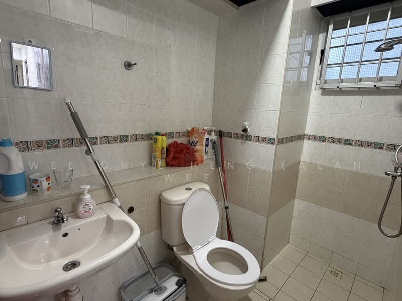 386 Bukit Batok West Avenue 5, 386 Bukit Batok West Avenue 5, 3 Bedrooms, 968 sqft, HDB Flat For Sale, by Wee Chye Heng (Alan Wee), 500242777 - Bathroom - PropertyGuru.com.sg