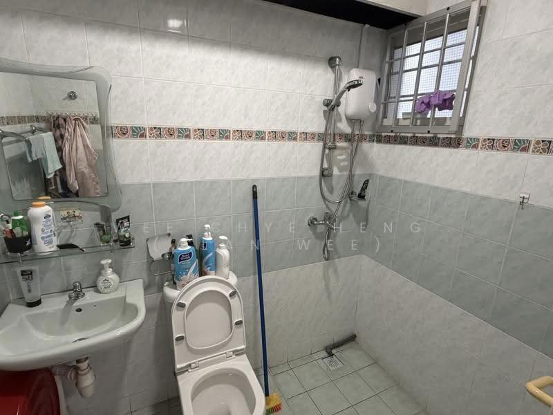 386 Bukit Batok West Avenue 5, 386 Bukit Batok West Avenue 5, 3 Bedrooms, 968 sqft, HDB Flat For Sale, by Wee Chye Heng (Alan Wee), 500242777 - Bathroom - PropertyGuru.com.sg