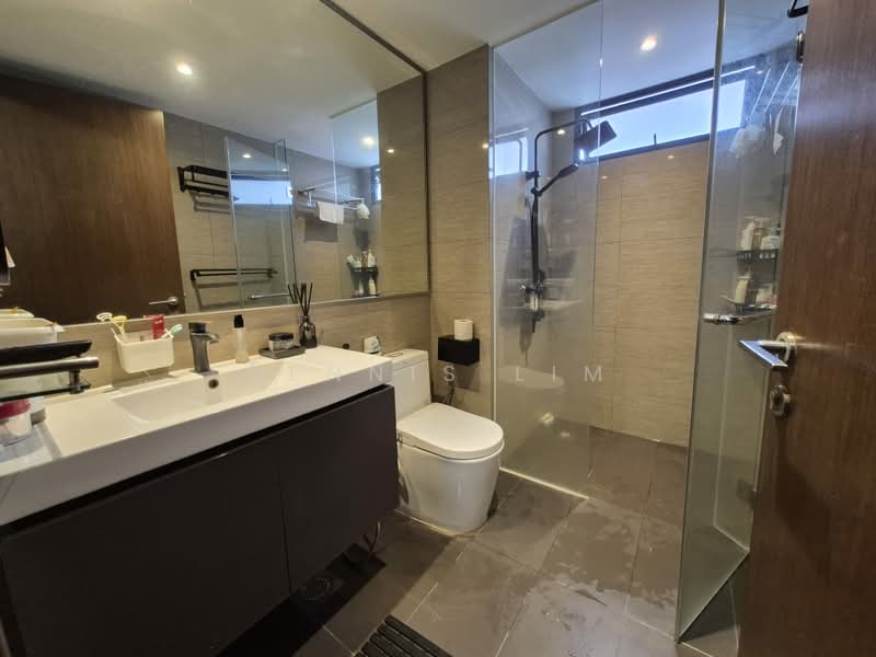 Waterbay, 45B Edgefield Plains, 3 Bedrooms, 1,076 sqft, Condominium For Sale, by Dennis Lim, 500242782 - Bathroom - PropertyGuru.com.sg
