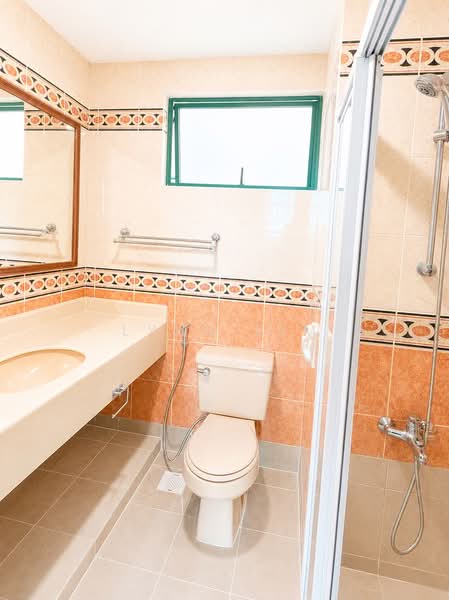 Hillview Heights, 27 Hillview Avenue, 2 Bedrooms, 958 sqft, Condominium For Sale, by Lynn Lim, 500242785 - Bathroom - PropertyGuru.com.sg