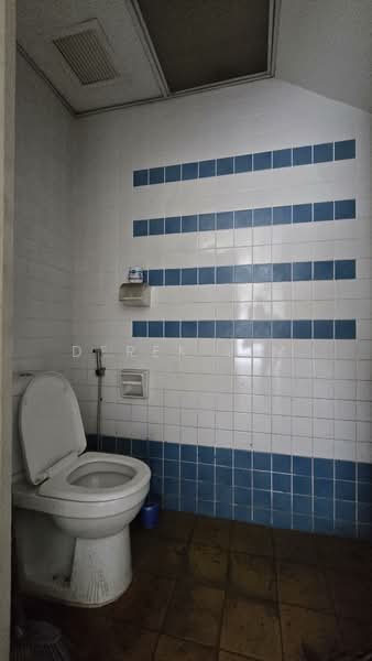 Woodlands Industrial Park E1, 38 Woodlands Industrial Park E1, Sembawang / Yishun, 3,078 sqft, Factory / Workshop (B2) For Rent, by Derek Lim, 500242790 - Bathroom - CommercialGuru.com.sg