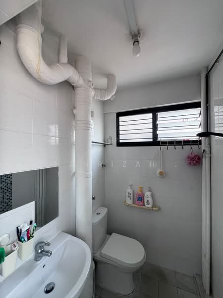 826 Tampines Street 81, 826 Tampines Street 81, 2 Bedrooms, 721 sqft, HDB Flat For Sale, by Shahrizah ., 500242801 - Bathroom - PropertyGuru.com.sg