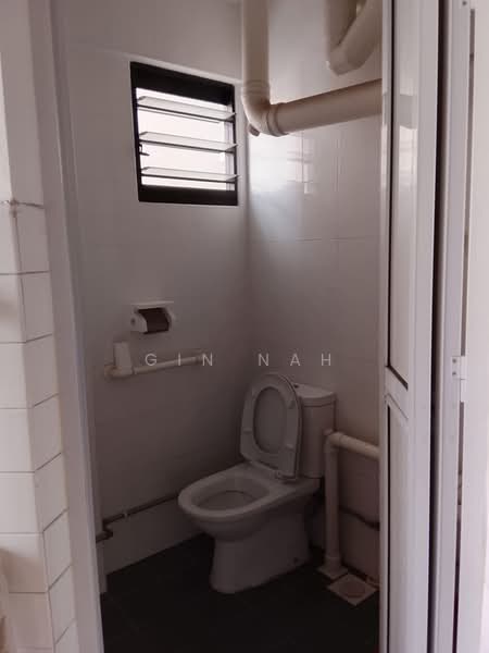 252 Hougang Avenue 3, 252 Hougang Avenue 3, Hougang / Punggol / Sengkang, Room Rental, 120 sqft, HDB Flat For Rent, by Gin Nah, 500242808 - Bathroom - PropertyGuru.com.sg