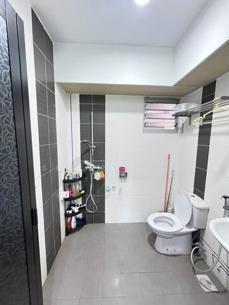815C Choa Chu Kang Avenue 7, 815C Choa Chu Kang Avenue 7, 3 Bedrooms, 1,216 sqft, HDB Flat For Sale, by Shahrizah ., 500242810 - Bathroom - PropertyGuru.com.sg