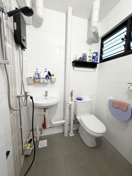 352 Hougang Avenue 7, 352 Hougang Avenue 7, 3 Bedrooms, 980 sqft, HDB Flat For Sale, by Alicia Ong, 500242813 - Bathroom - PropertyGuru.com.sg
